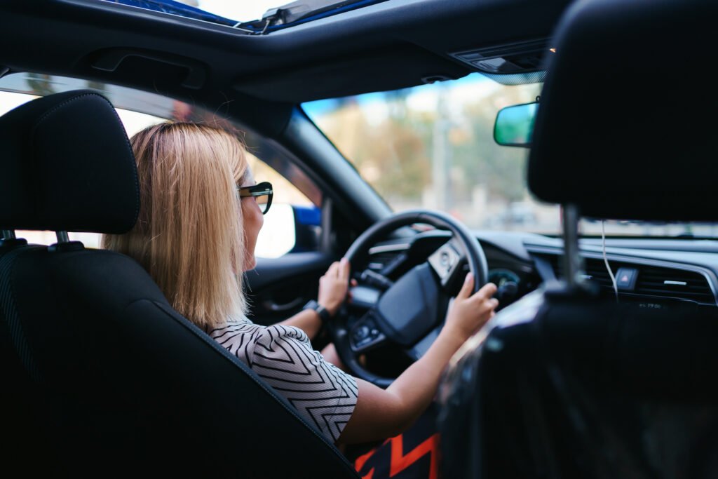mujer conduciendo
